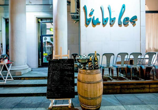 Kultowy bar w centrum Warszawy - Bubbles 