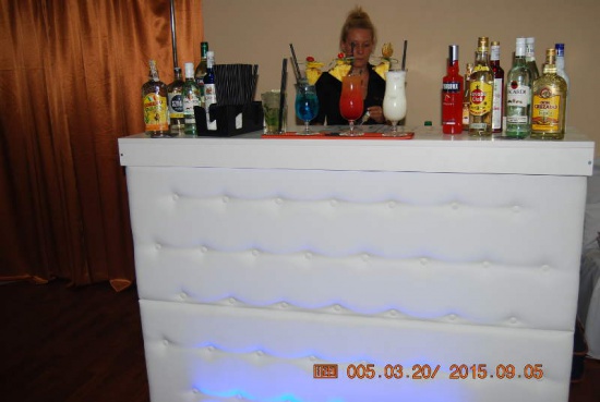Barman z mobilnym barem na Twoim weselu