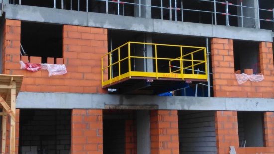 Podest roboczo-rozładunkowy/wysuwnice transportowo-budowlane