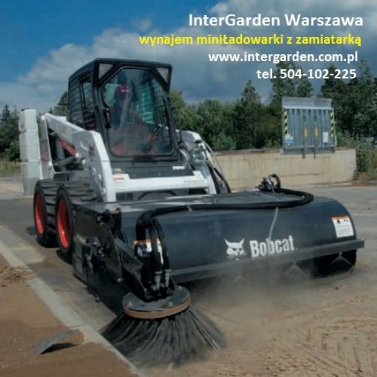Wynajem miniładowarki z zamiatarką – zamiatarka mechaniczna 